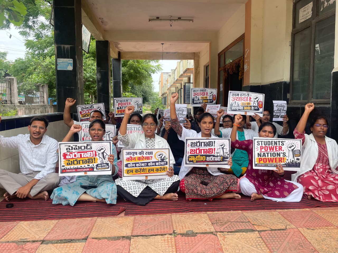సెలవు రోజున కూడా కొనసాగిన నిరసన