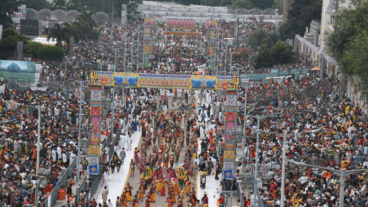 Lakhs Brave Heavy Rain to Witness Garuda Seva at Tirumala